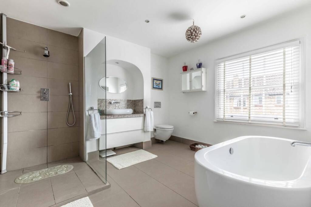 Вилла Windsor Town Centre Victorian Townhouse Sleeps 6 Экстерьер фото